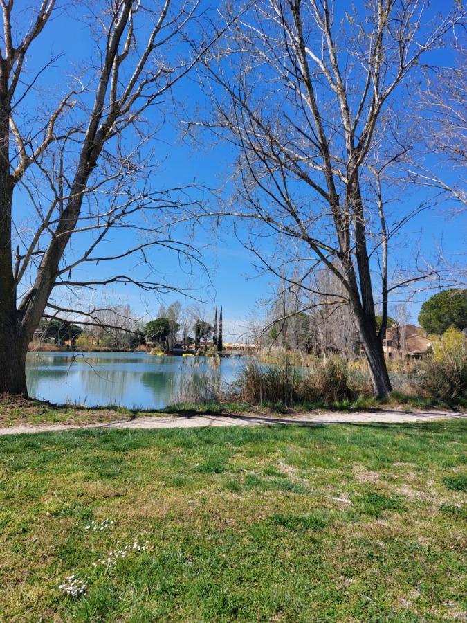 Appartement Aux Abords Du Lac à Arles Extérieur photo